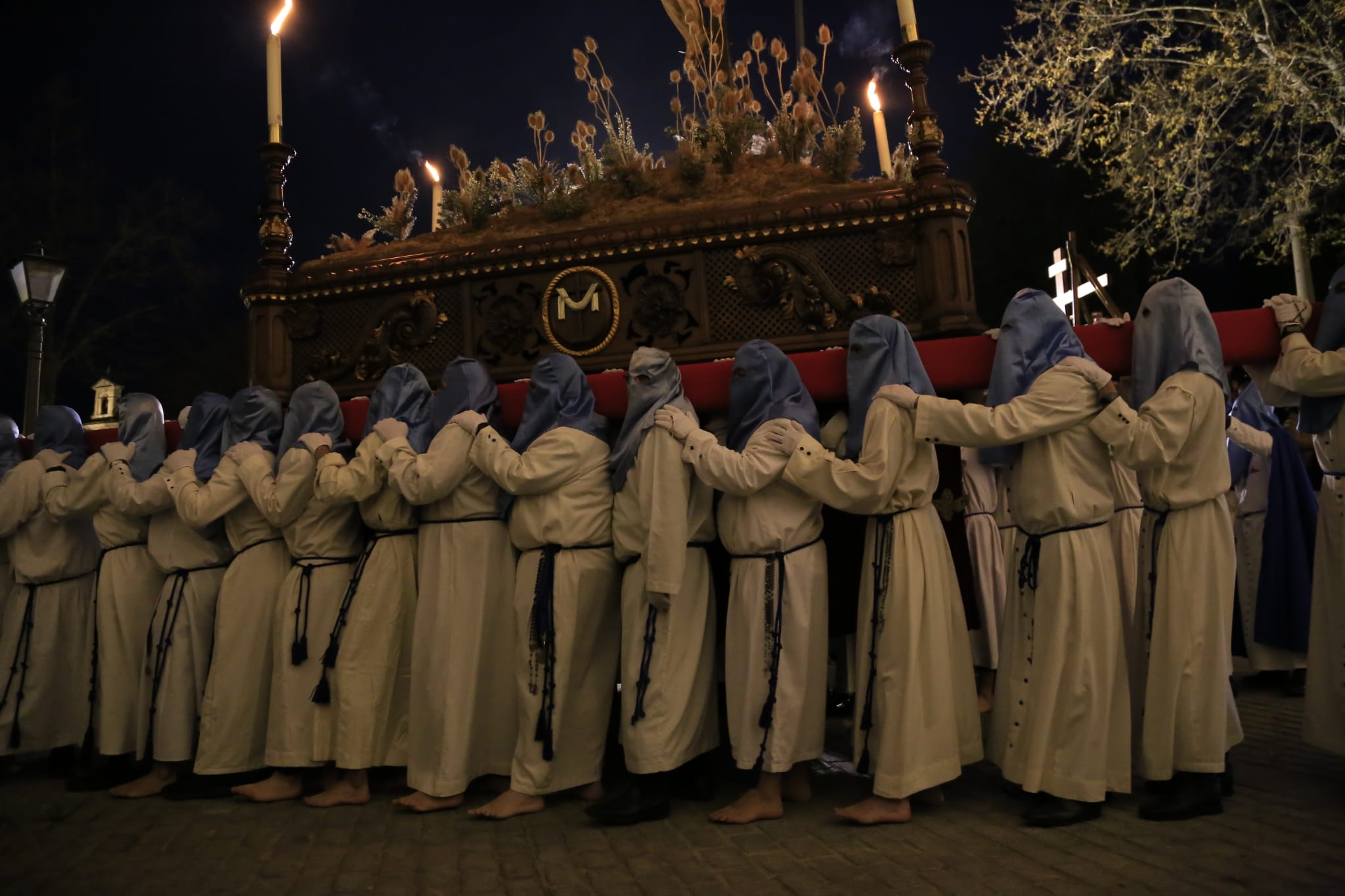 El Cristo de los Doctrinos tiñe la noche de fe y silencio