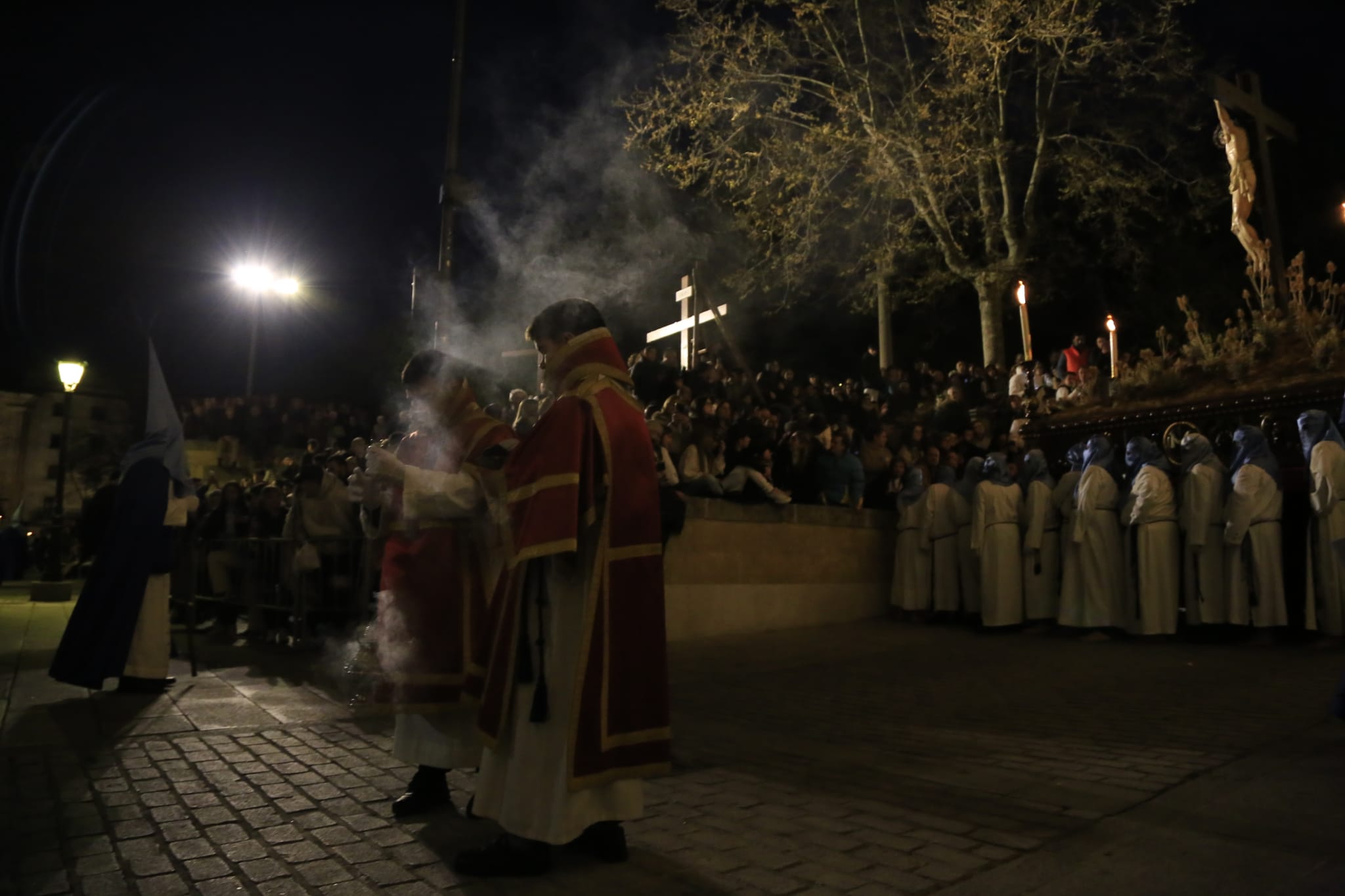 El Cristo de los Doctrinos tiñe la noche de fe y silencio