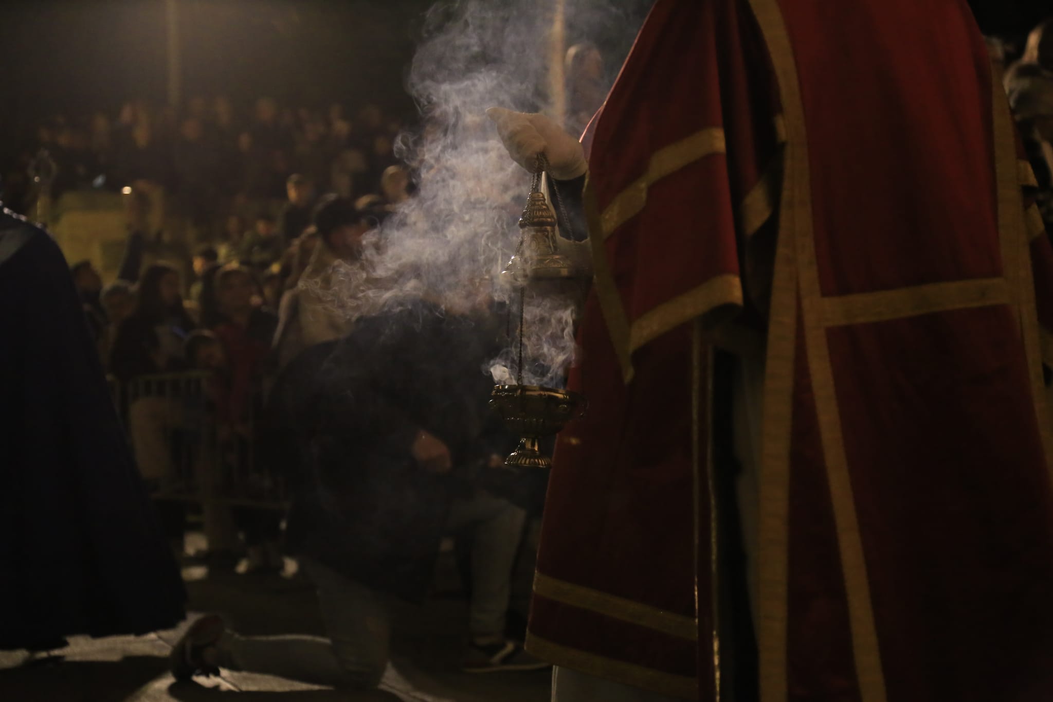 El Cristo de los Doctrinos tiñe la noche de fe y silencio
