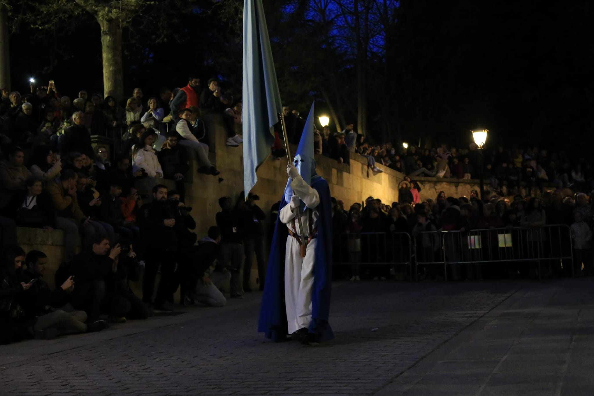El Cristo de los Doctrinos tiñe la noche de fe y silencio