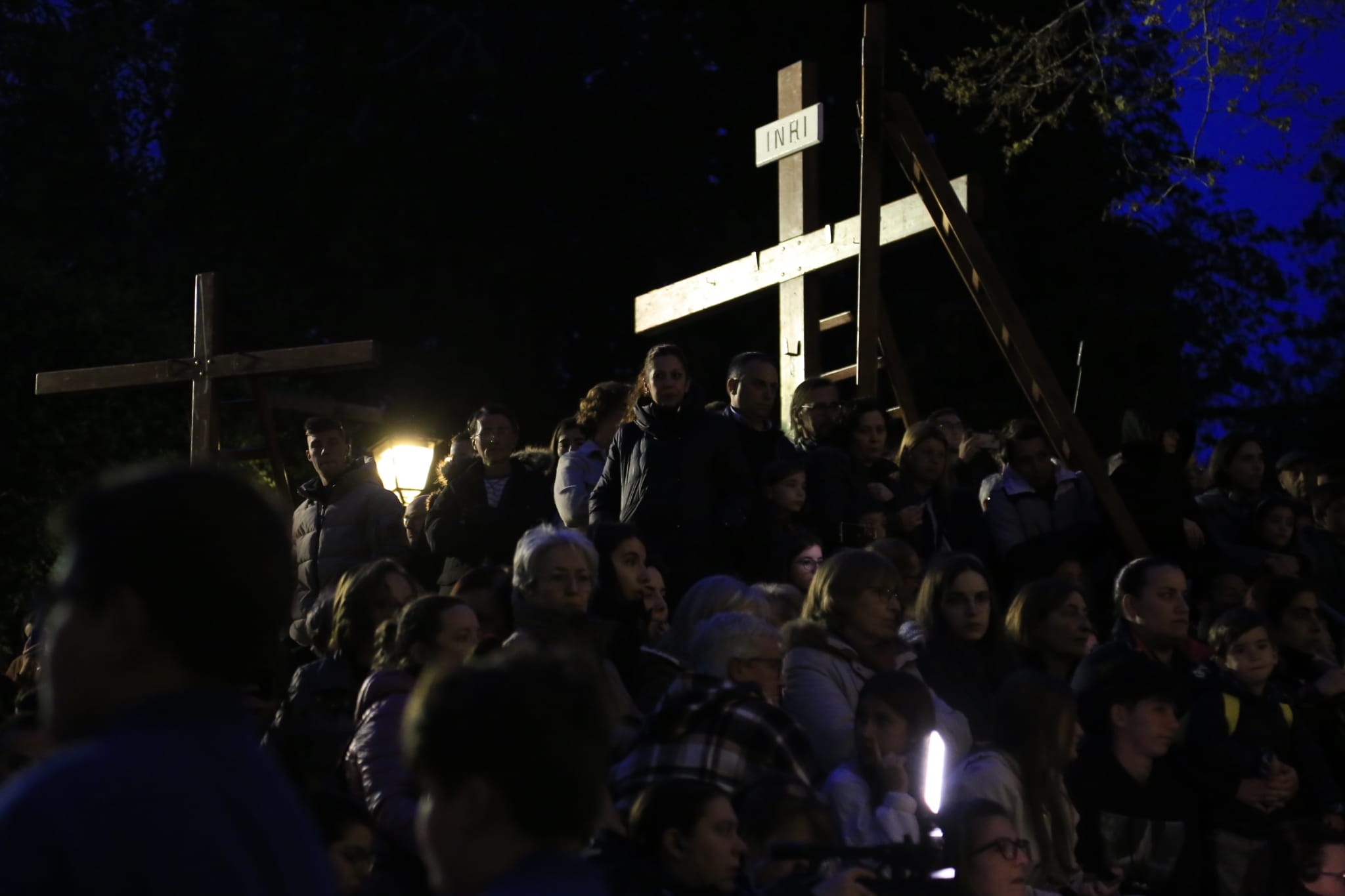 El Cristo de los Doctrinos tiñe la noche de fe y silencio