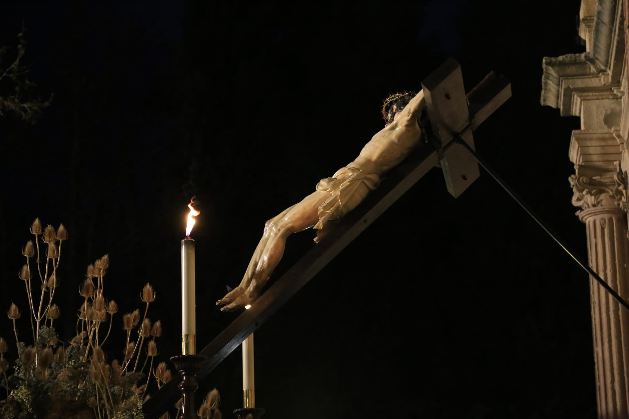 El Cristo de los Doctrinos tiñe la noche de fe y silencio