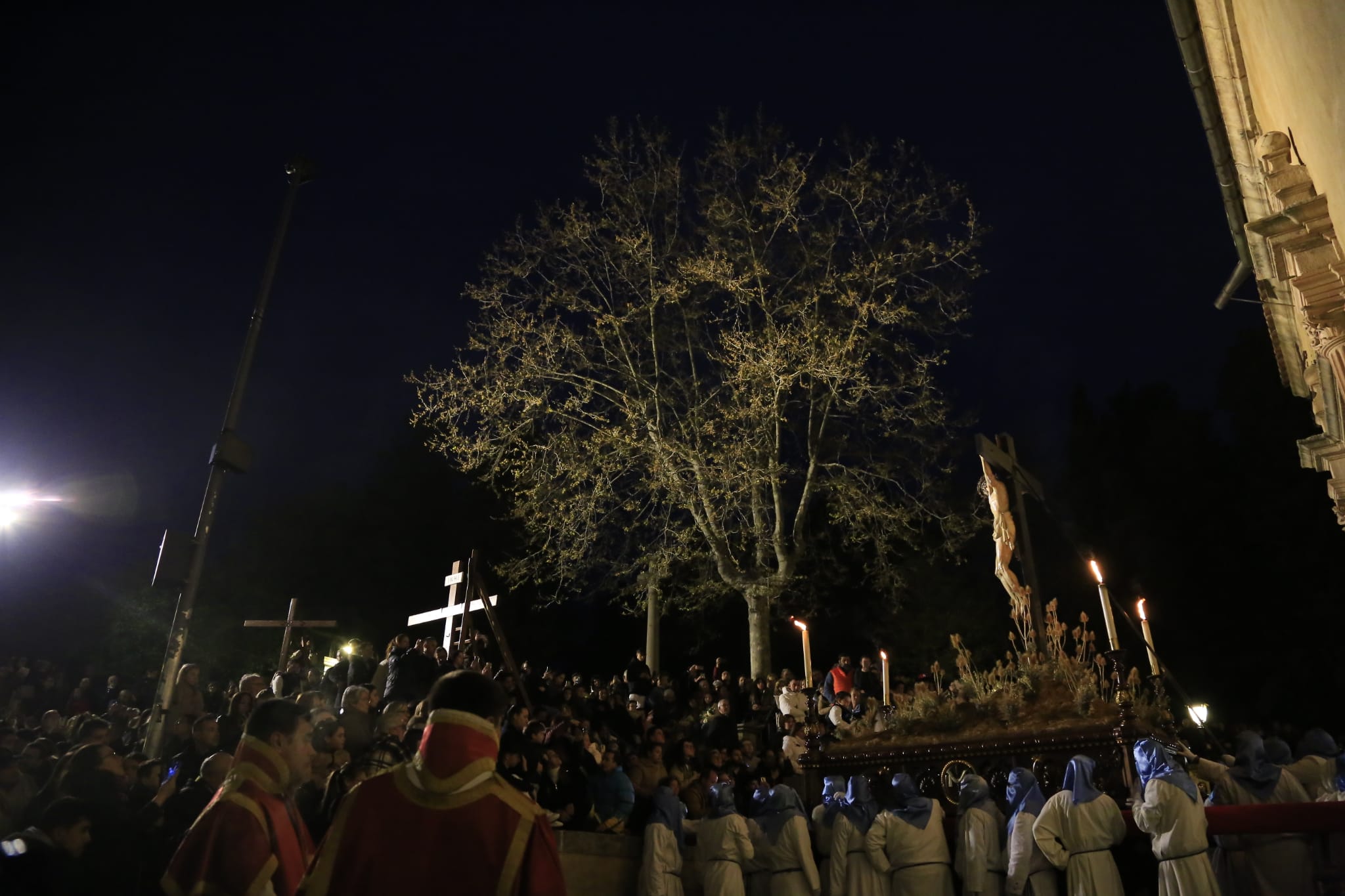 El Cristo de los Doctrinos tiñe la noche de fe y silencio