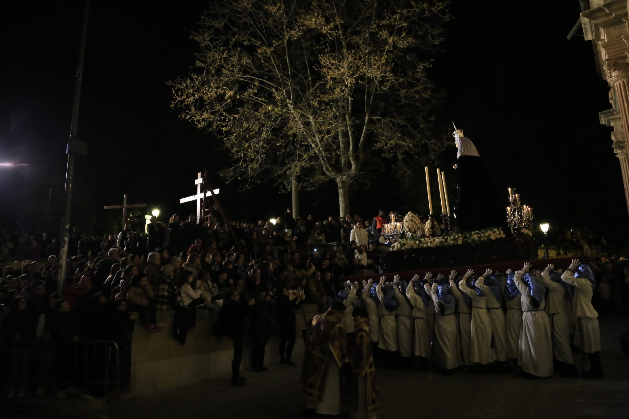 El Cristo de los Doctrinos tiñe la noche de fe y silencio