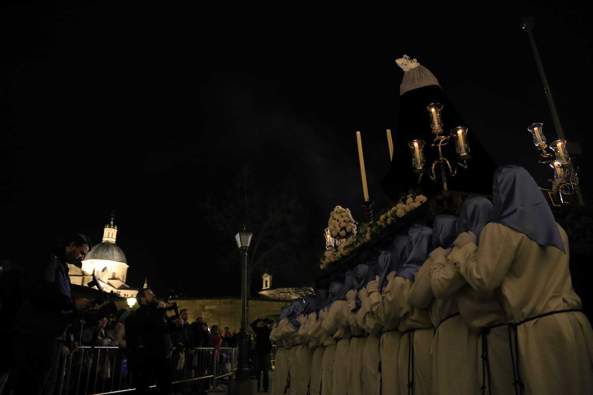 El Cristo de los Doctrinos tiñe la noche de fe y silencio