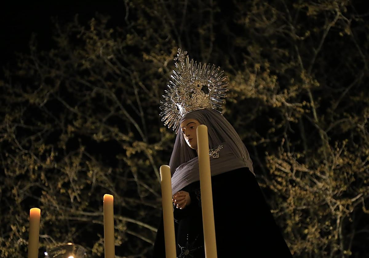 El Cristo de los Doctrinos tiñe la noche de fe y silencio