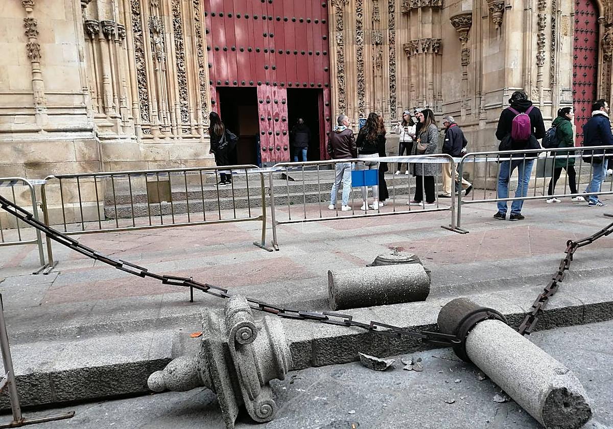 Columna dañada junto a la Catedral de Salamanca este pasado lunes.