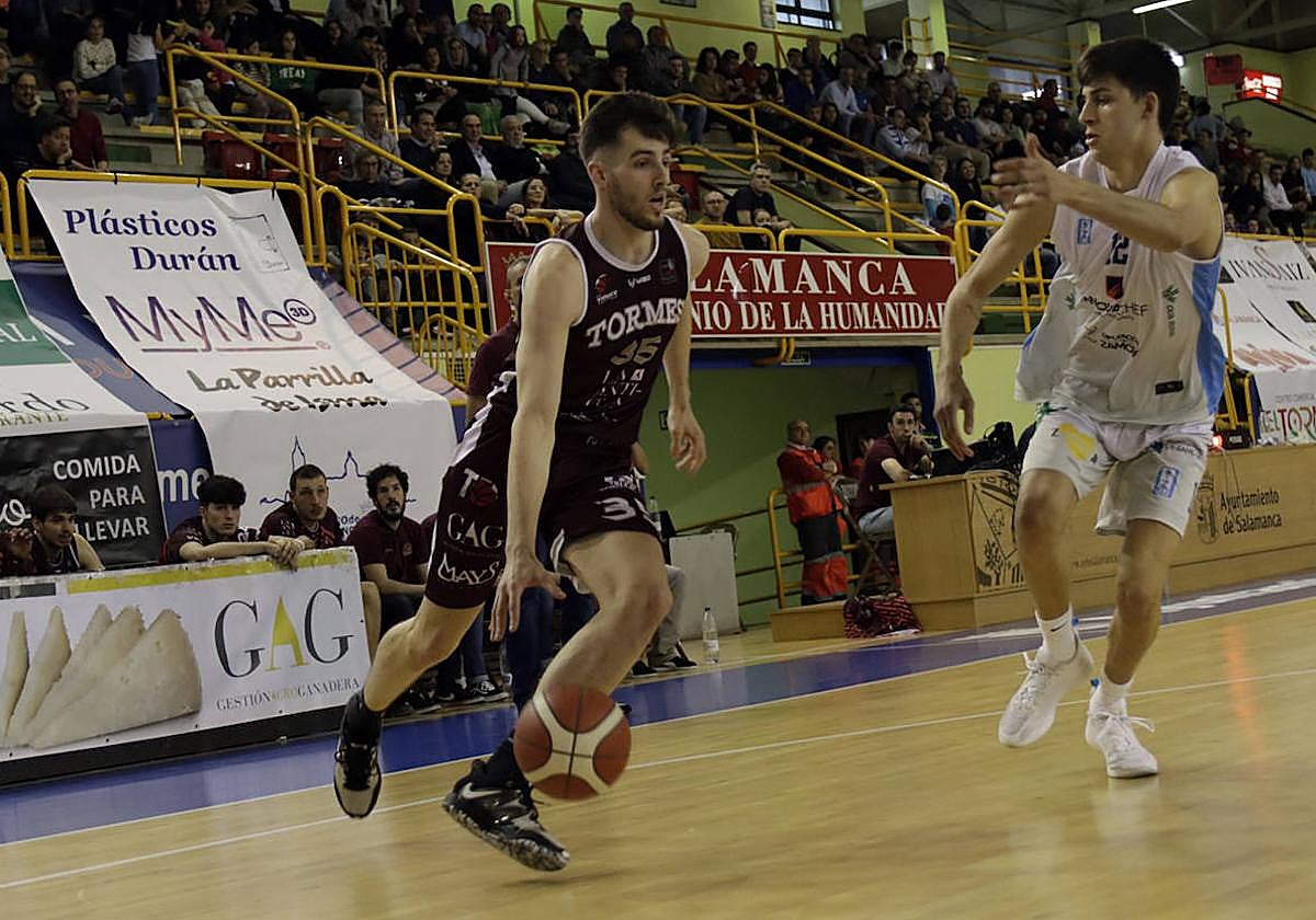 Una acción de un partido del CB Tormes en Würzburg esta temporada.