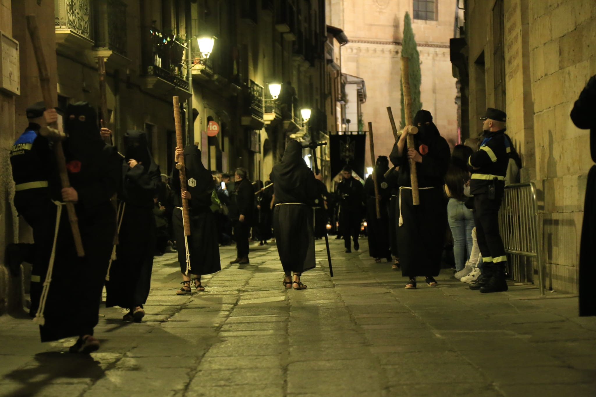 La Universitaria irradia fe y devoción en silencio con su Cristo de la Luz