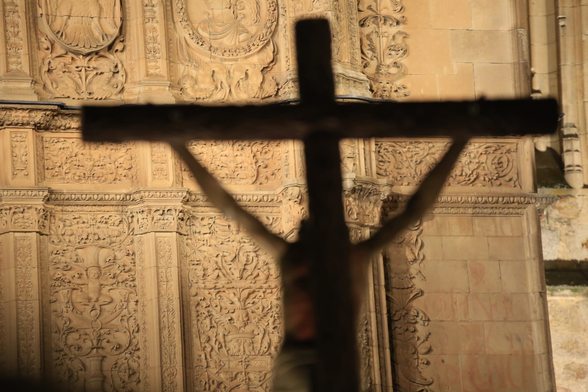 La Universitaria irradia fe y devoción en silencio con su Cristo de la Luz