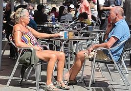 Dos turistas, en una terraza salmantina esta Semana Santa.