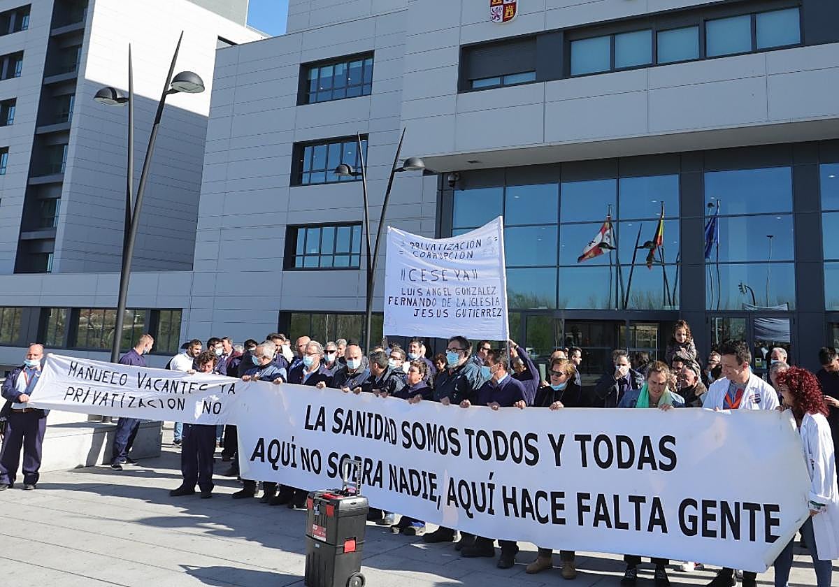 Concentración de los trabajadores de mantenimiento del Hospital.