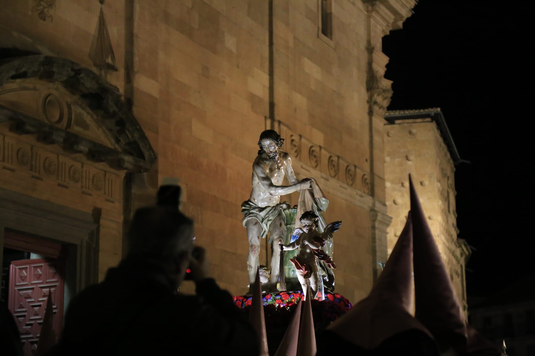 La solemnidad de Jesús Flagelado envuelve la noche de Salamanca