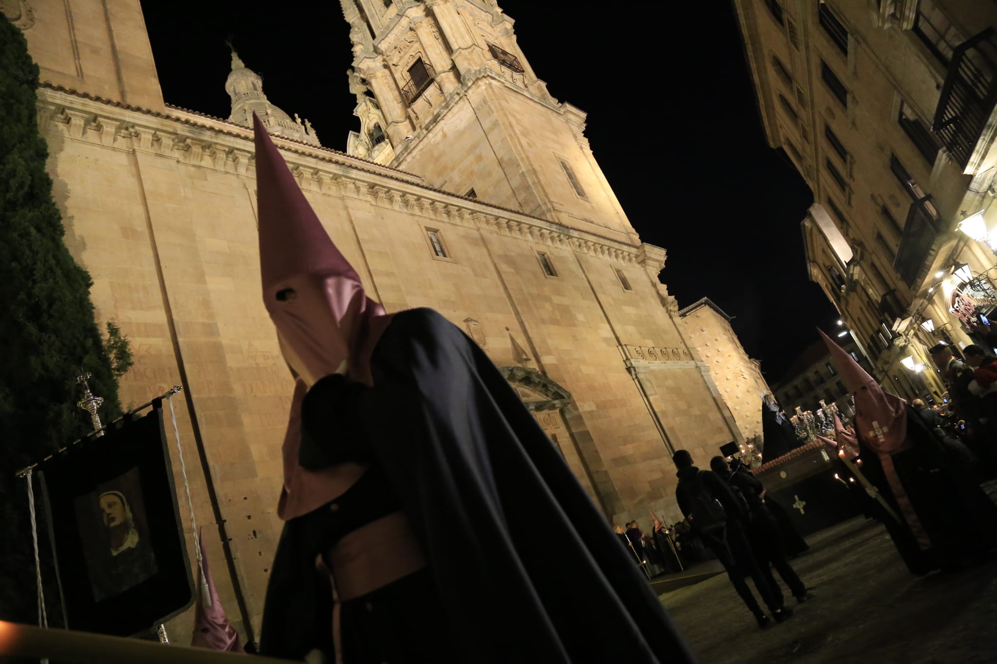 La solemnidad de Jesús Flagelado envuelve la noche de Salamanca