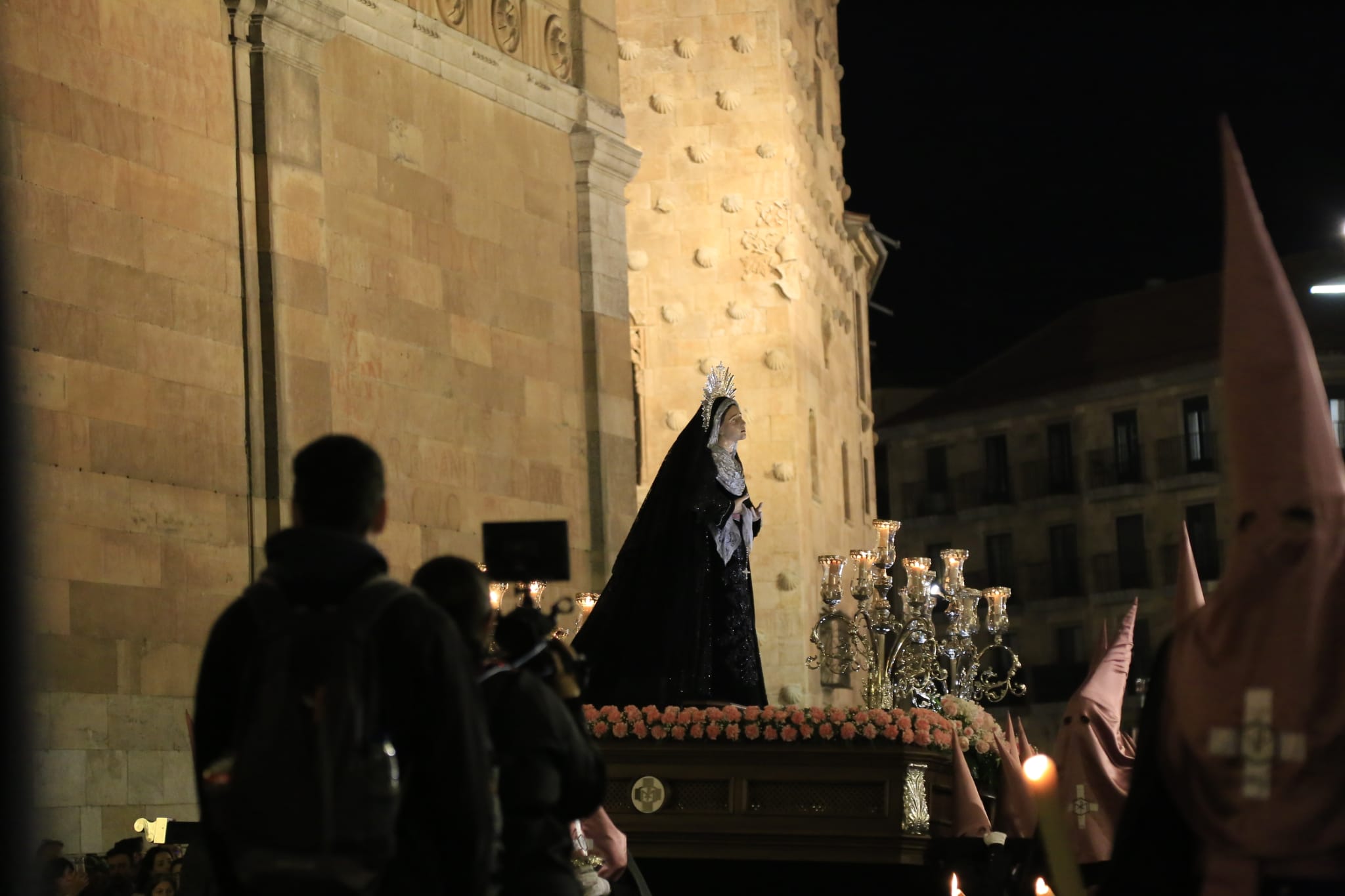 La solemnidad de Jesús Flagelado envuelve la noche de Salamanca