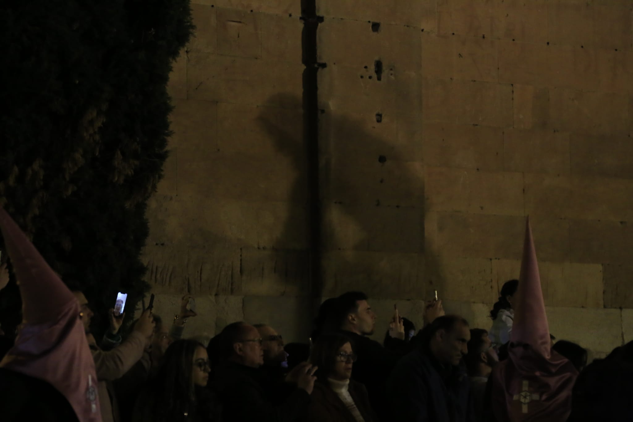 La solemnidad de Jesús Flagelado envuelve la noche de Salamanca