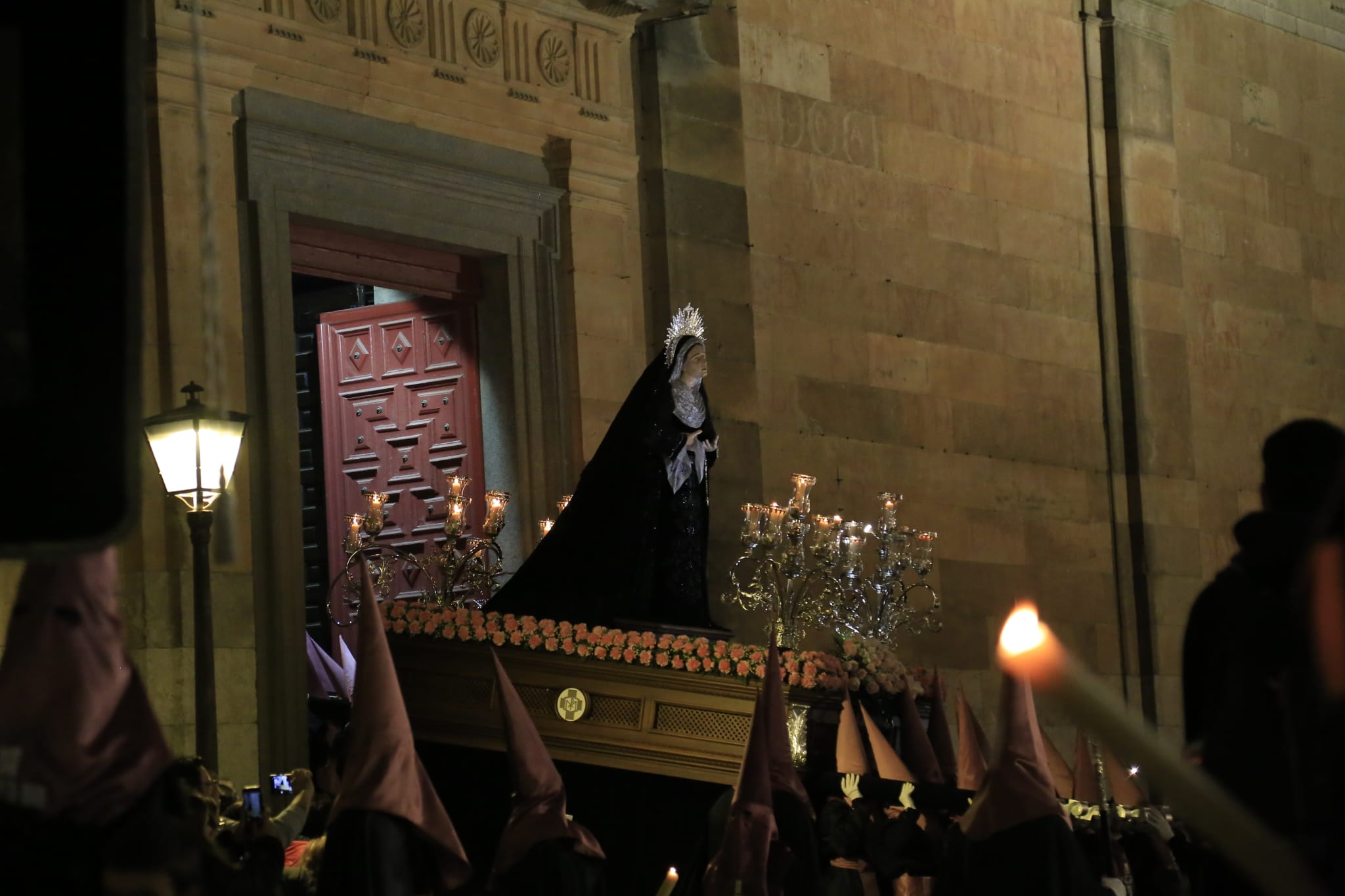 La solemnidad de Jesús Flagelado envuelve la noche de Salamanca