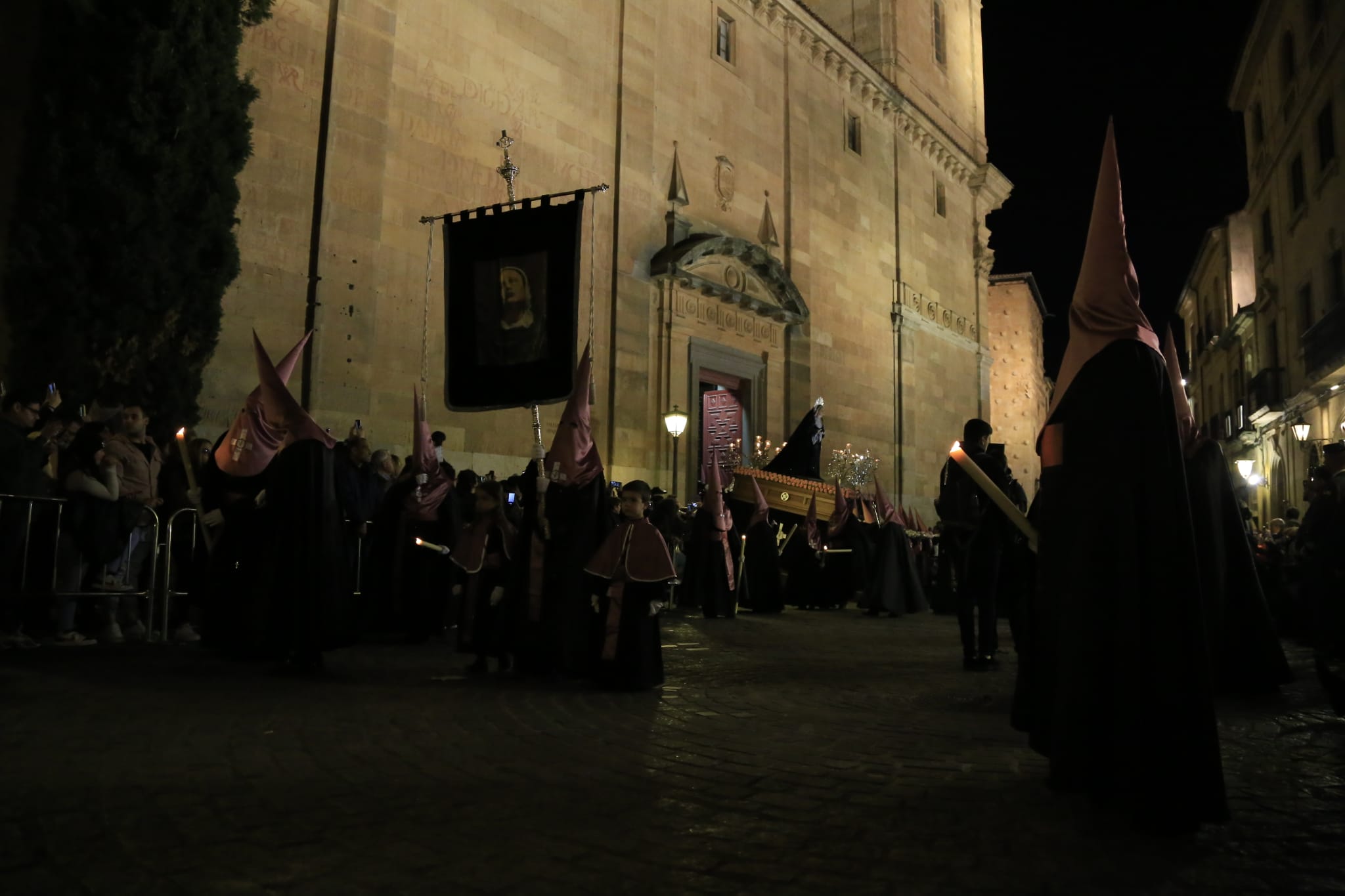 La solemnidad de Jesús Flagelado envuelve la noche de Salamanca