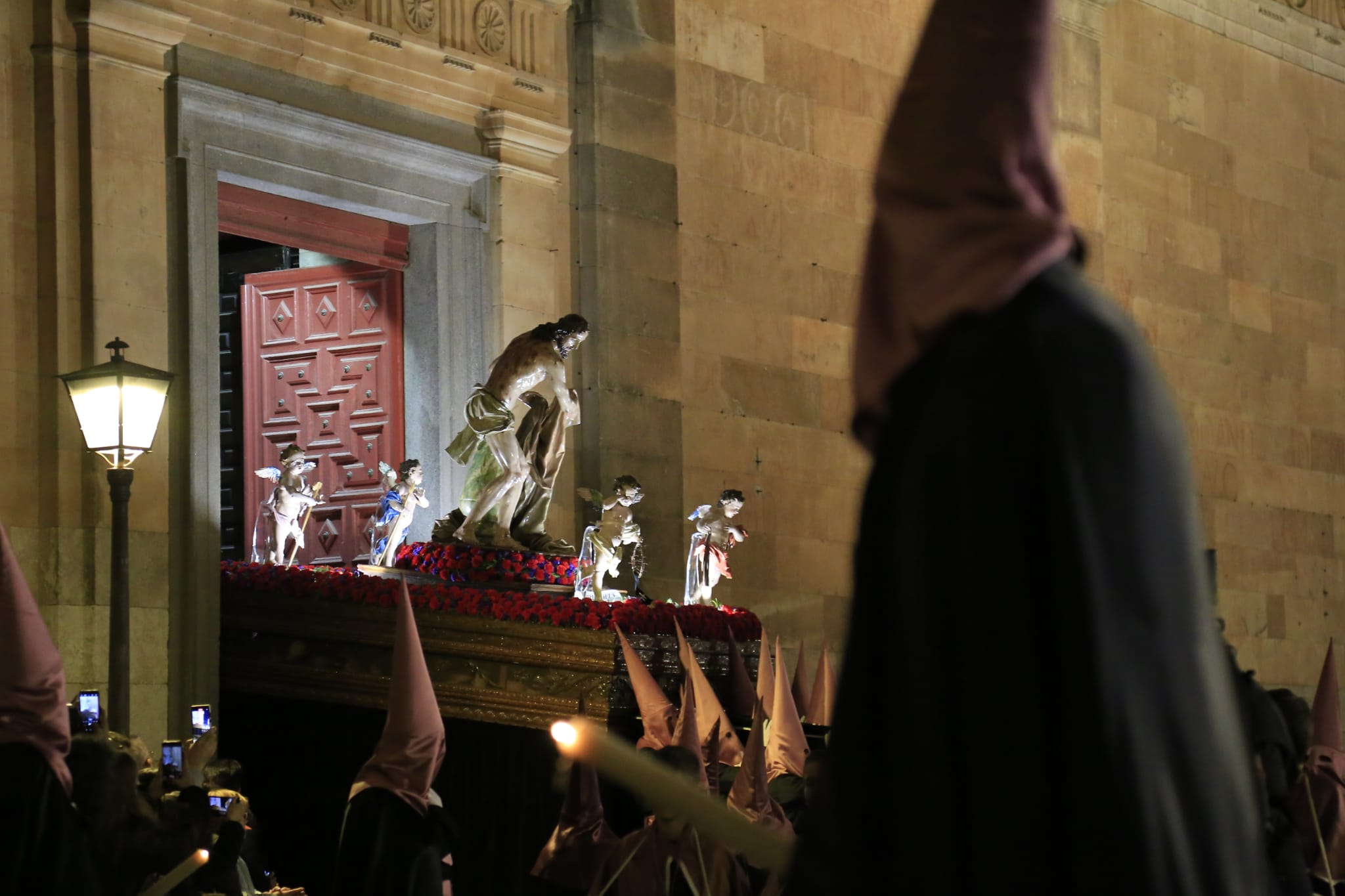 La solemnidad de Jesús Flagelado envuelve la noche de Salamanca