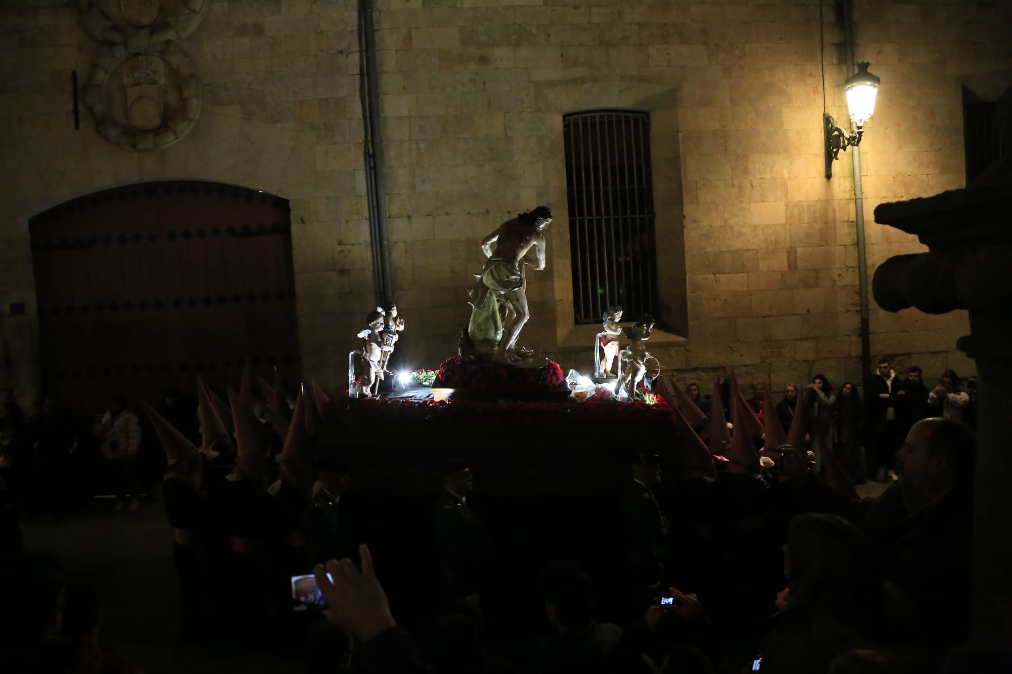 La solemnidad de Jesús Flagelado envuelve la noche de Salamanca