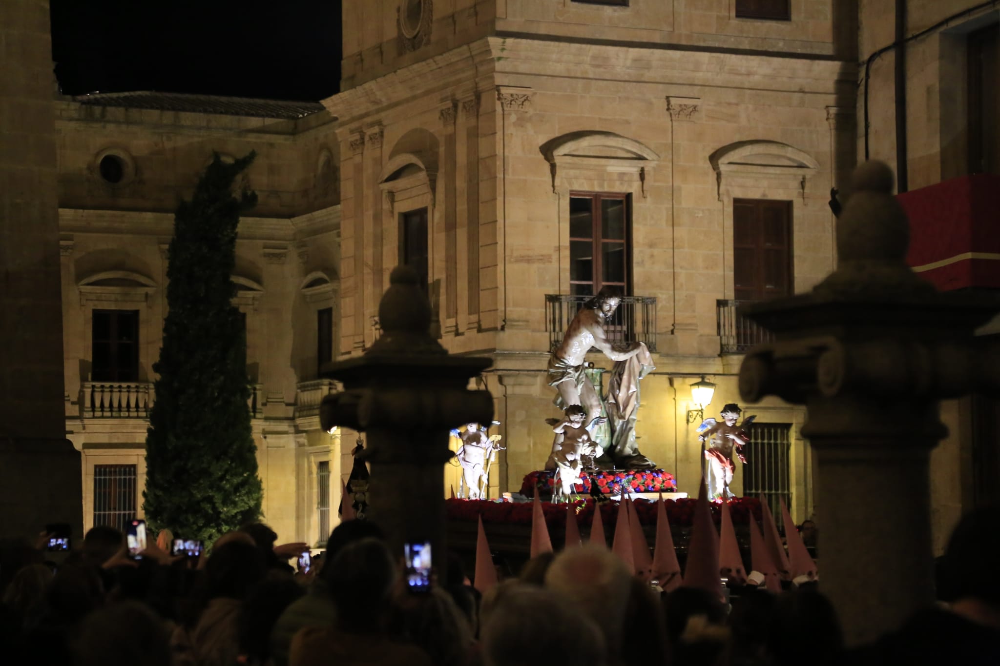 La solemnidad de Jesús Flagelado envuelve la noche de Salamanca