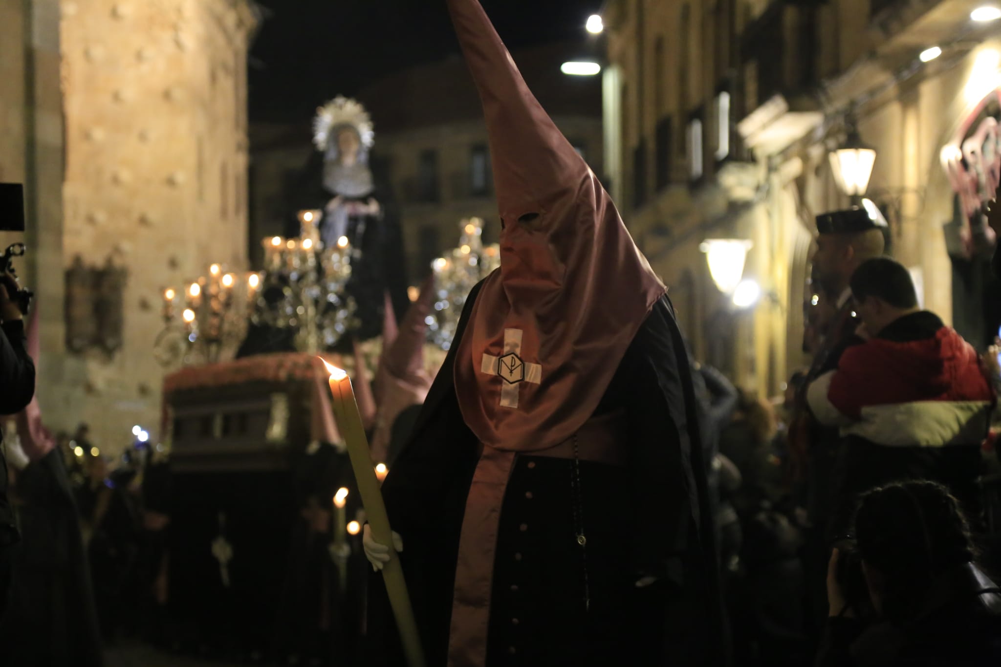 La solemnidad de Jesús Flagelado envuelve la noche de Salamanca