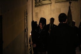 Una mujer vestida de luto en la Semana Santa de Salamanca.