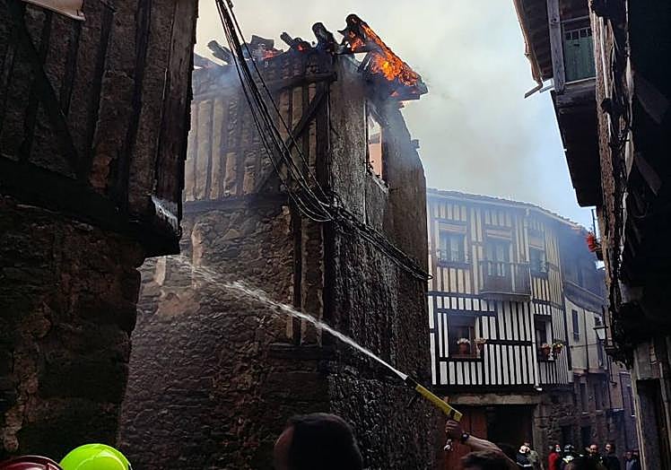 Imagen principal - Bomberos apagando las llamas.