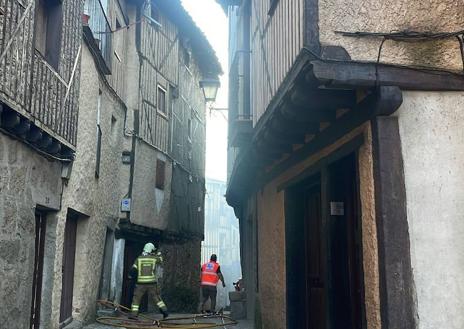 Imagen secundaria 1 - El fuego sorprende en La Alberca repleta de turistas: «Había mucho desconcierto»