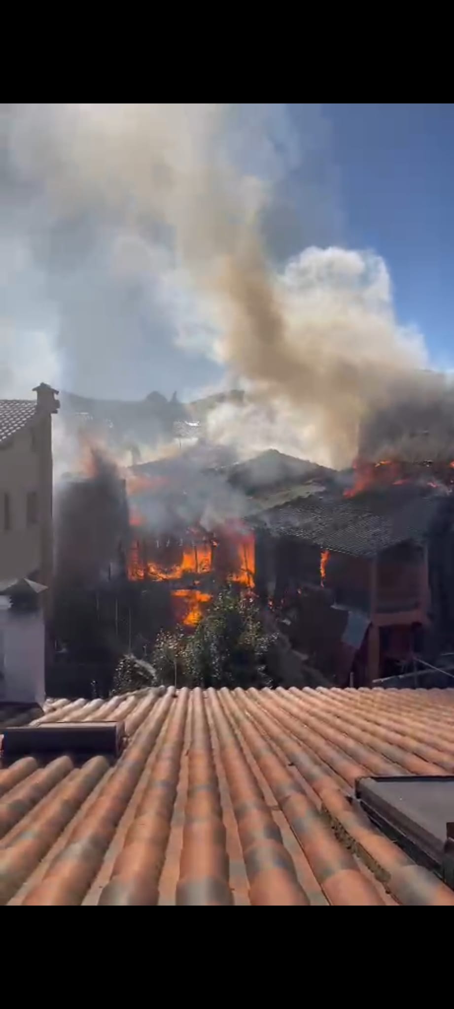 Un espectacular incendio arrasa varias casas en La Alberca