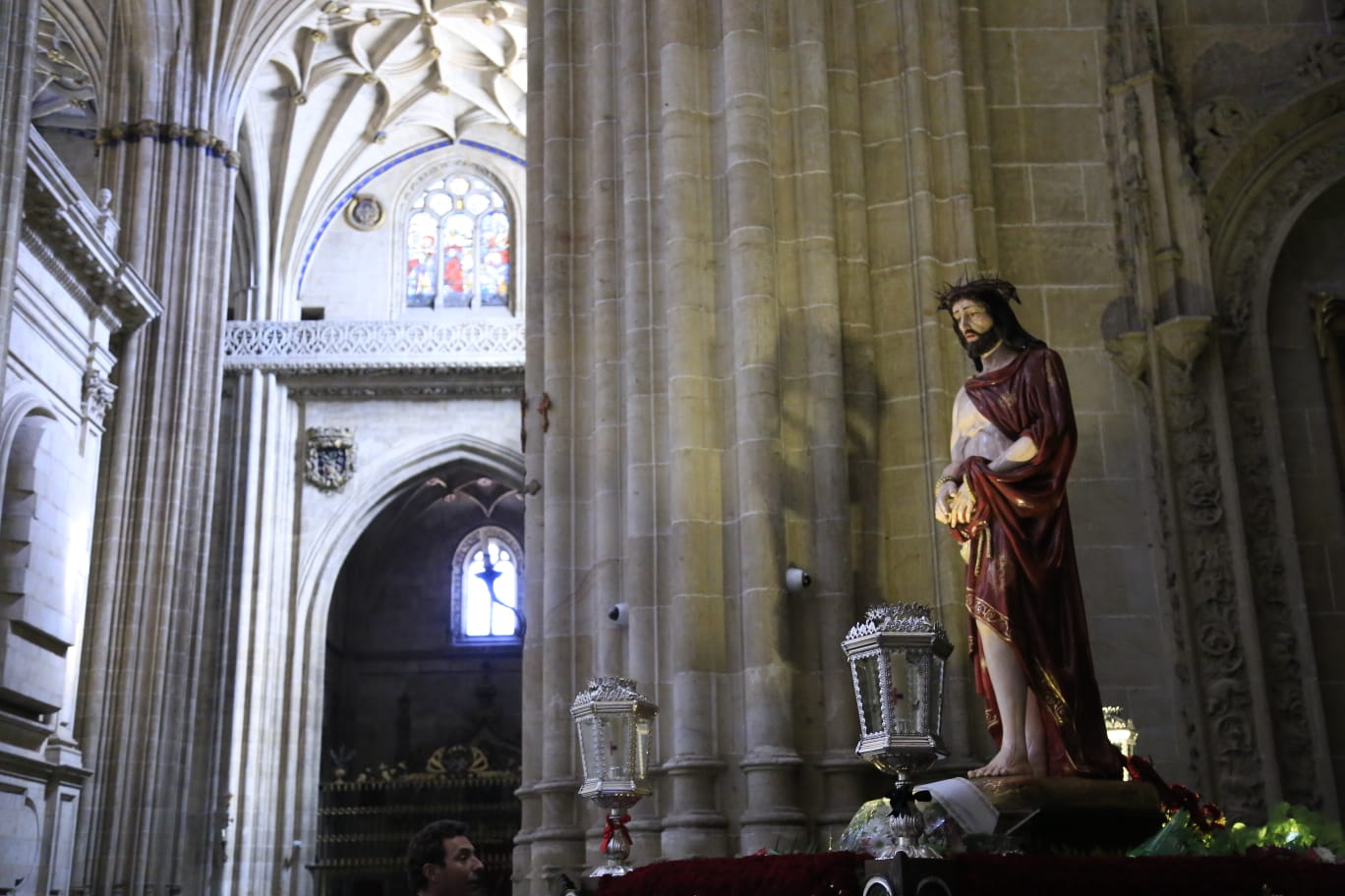 La Hermandad del Vía Crucis acerca la fe a los enfermos del Hospital de la Santísima Trinidad
