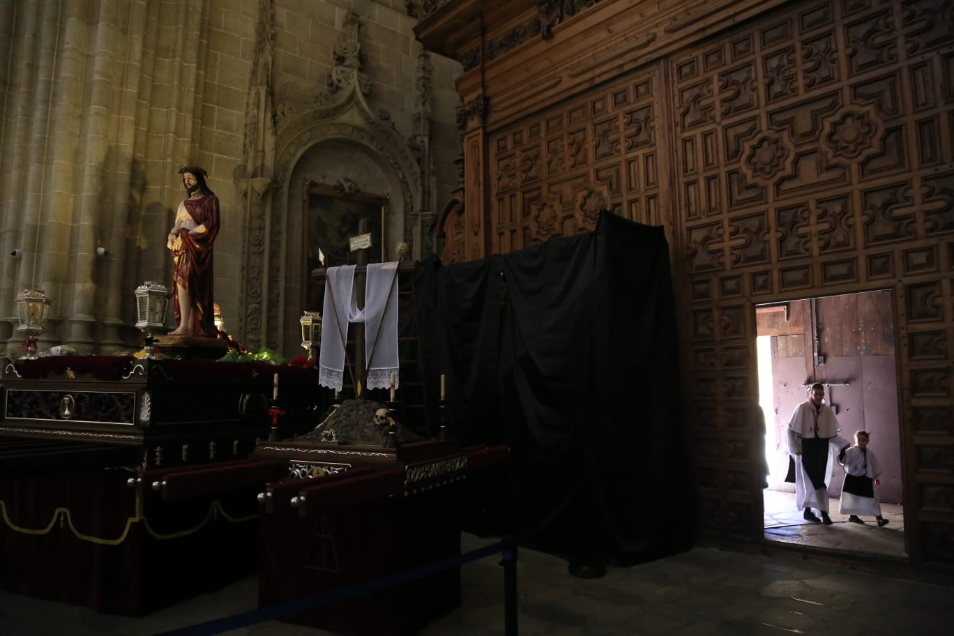 La Hermandad del Vía Crucis acerca la fe a los enfermos del Hospital de la Santísima Trinidad