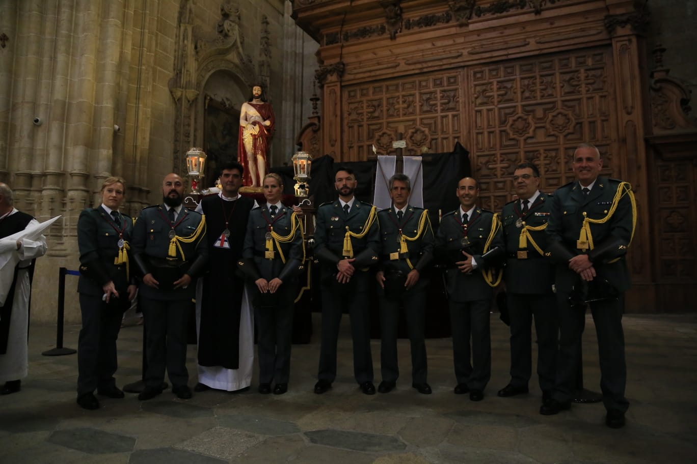 La Hermandad del Vía Crucis acerca la fe a los enfermos del Hospital de la Santísima Trinidad
