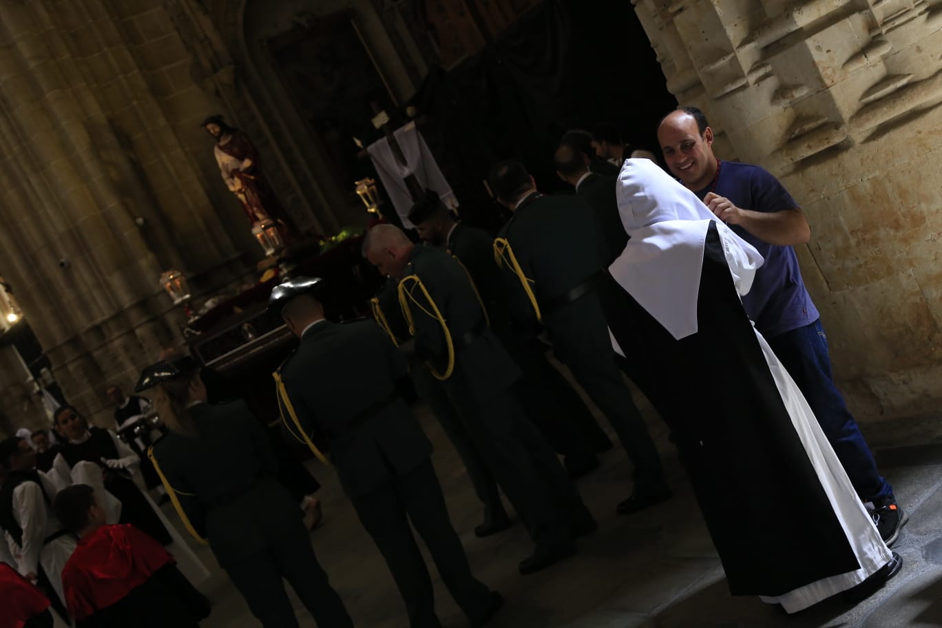 La Hermandad del Vía Crucis acerca la fe a los enfermos del Hospital de la Santísima Trinidad