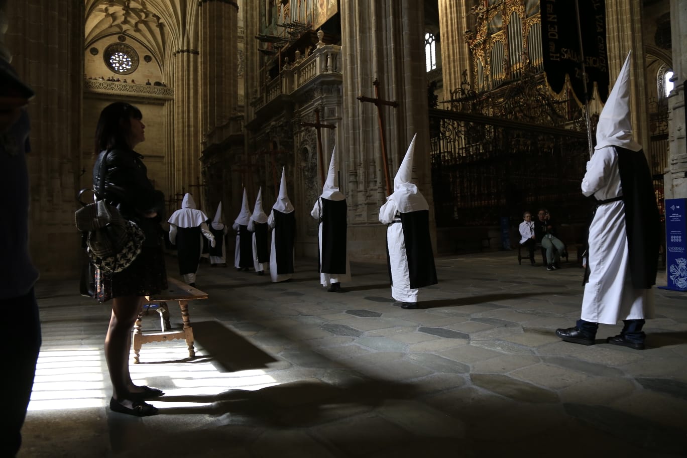 La Hermandad del Vía Crucis acerca la fe a los enfermos del Hospital de la Santísima Trinidad