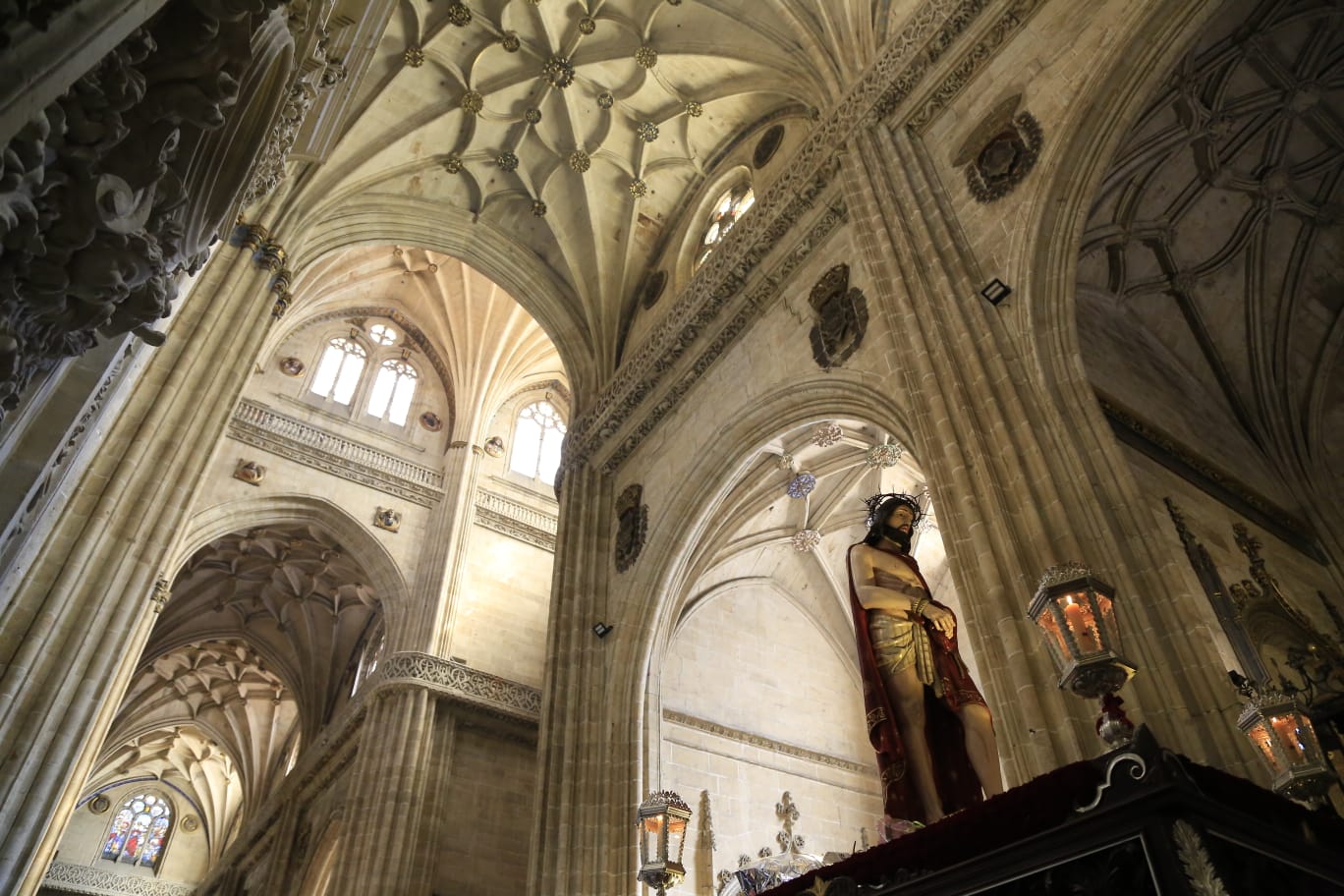 La Hermandad del Vía Crucis acerca la fe a los enfermos del Hospital de la Santísima Trinidad
