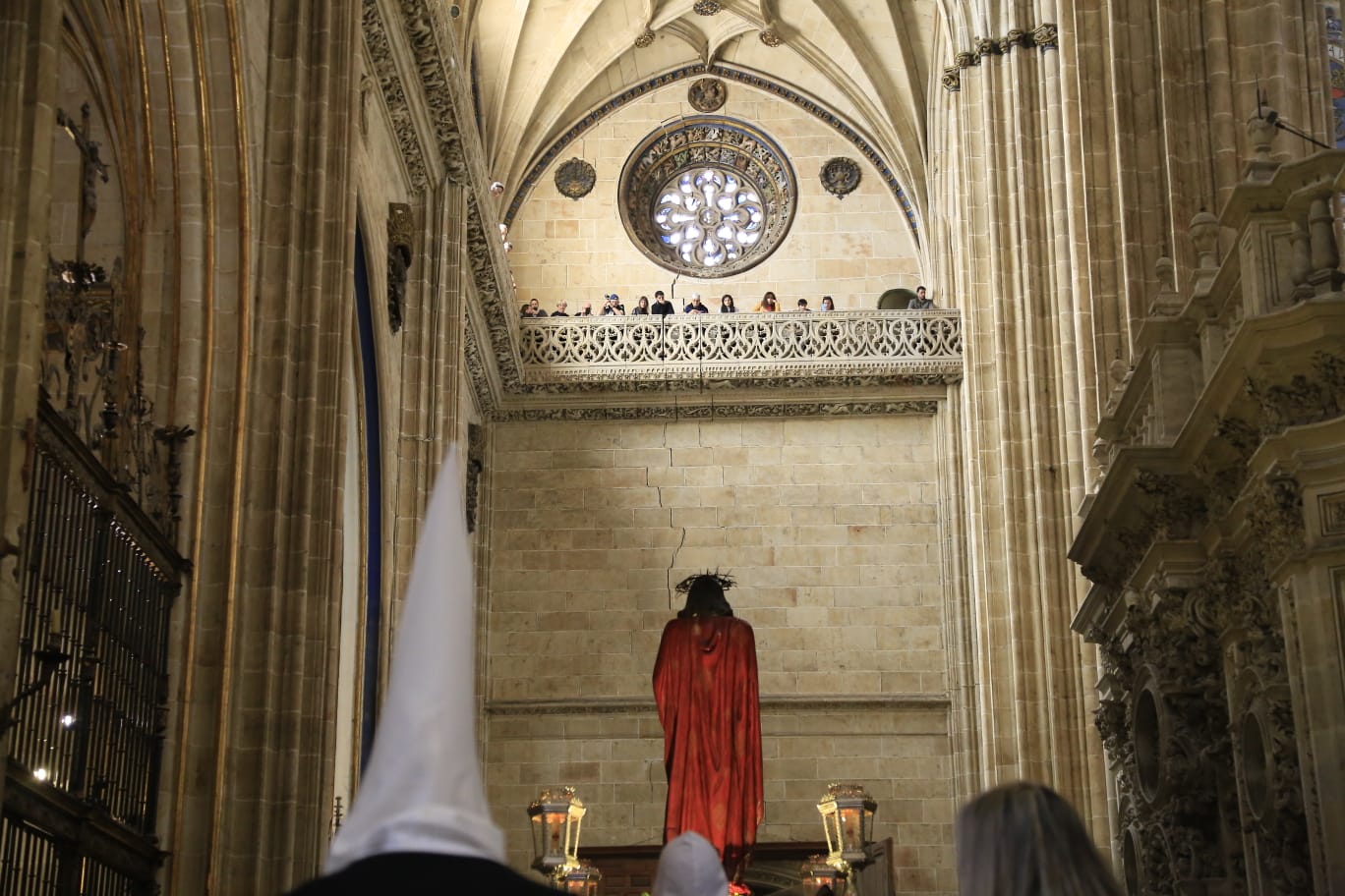 La Hermandad del Vía Crucis acerca la fe a los enfermos del Hospital de la Santísima Trinidad