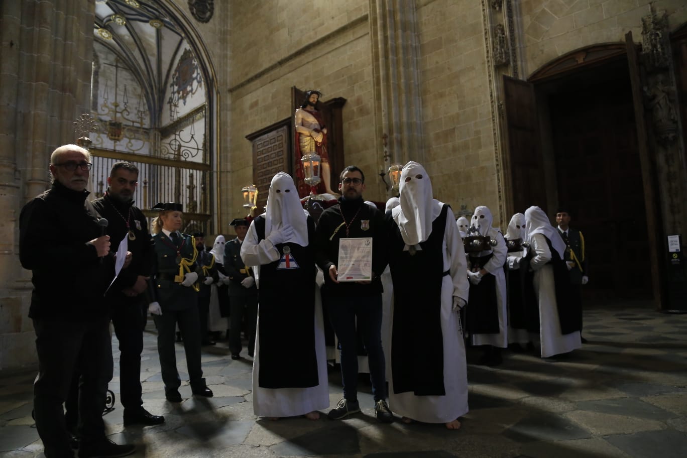 La Hermandad del Vía Crucis acerca la fe a los enfermos del Hospital de la Santísima Trinidad