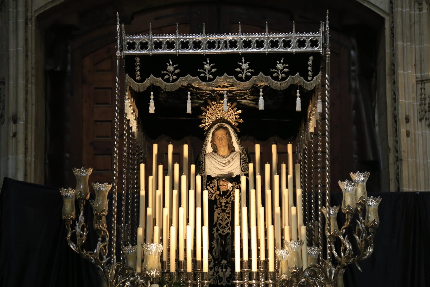 La Hermandad del Vía Crucis acerca la fe a los enfermos del Hospital de la Santísima Trinidad