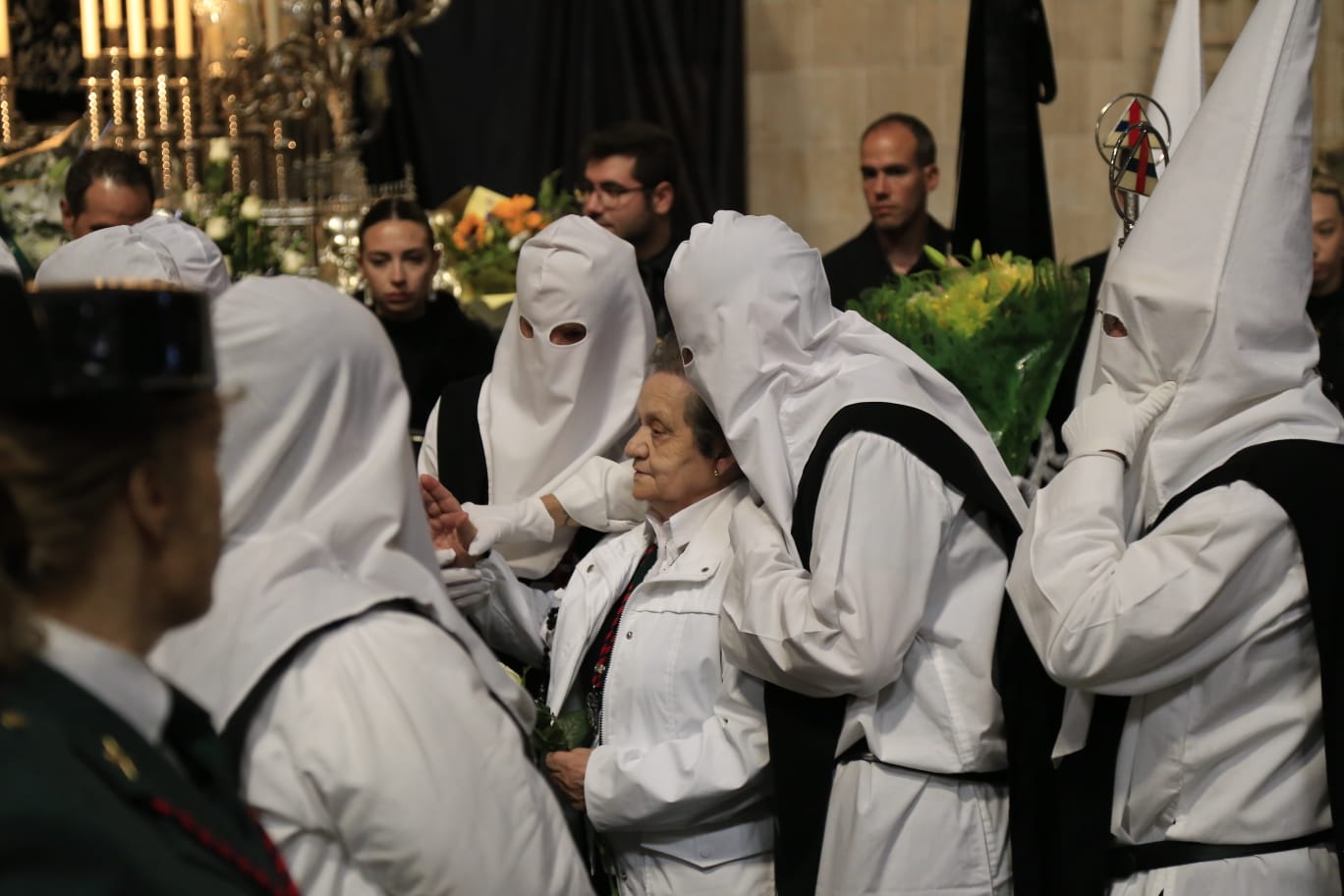La Hermandad del Vía Crucis acerca la fe a los enfermos del Hospital de la Santísima Trinidad