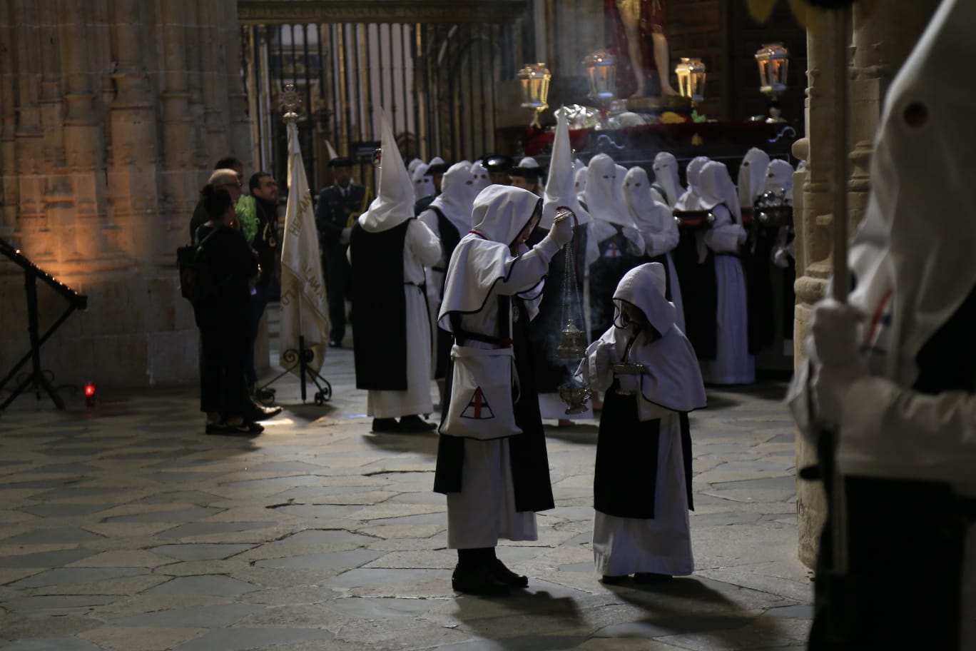La Hermandad del Vía Crucis acerca la fe a los enfermos del Hospital de la Santísima Trinidad