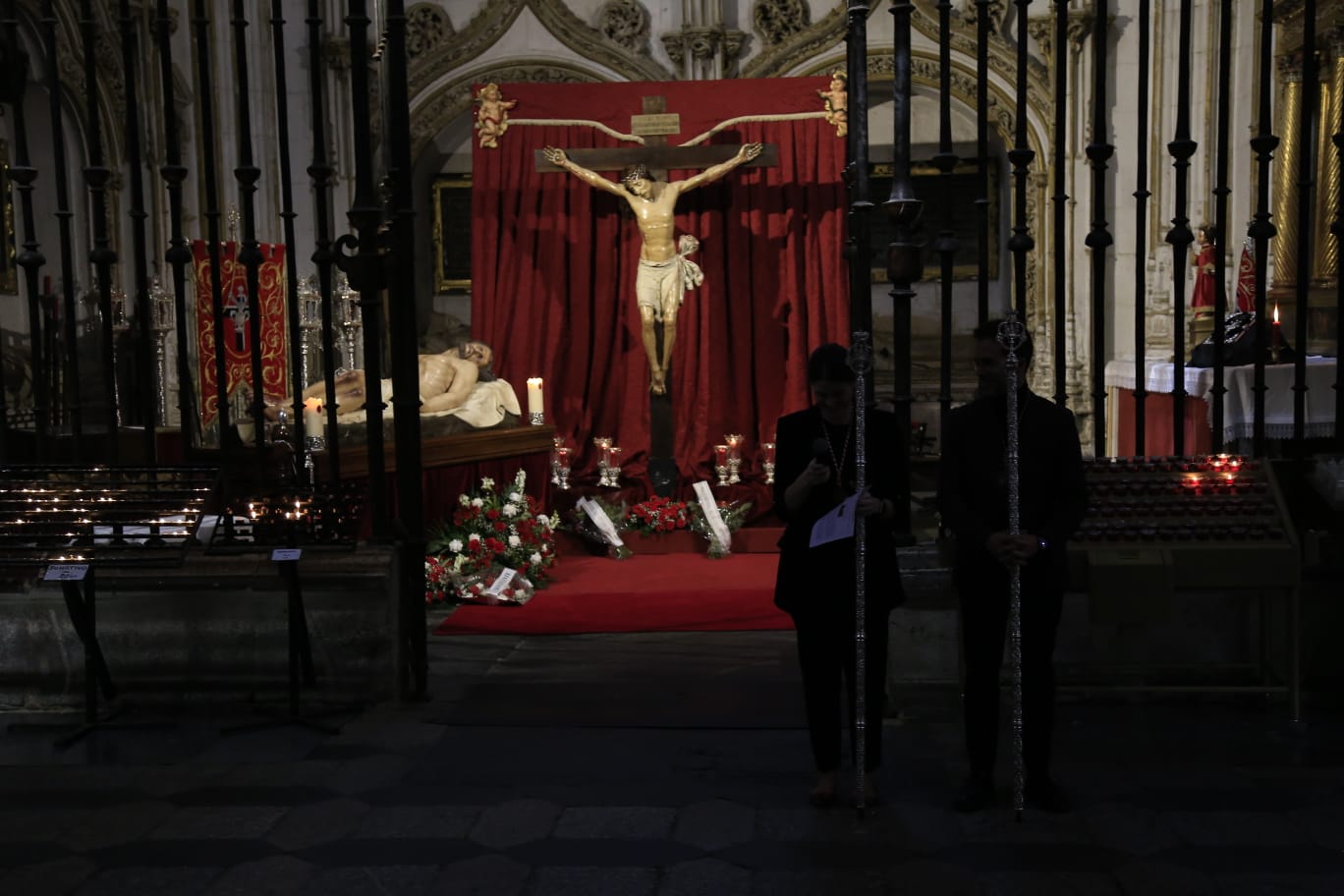 La Hermandad del Vía Crucis acerca la fe a los enfermos del Hospital de la Santísima Trinidad
