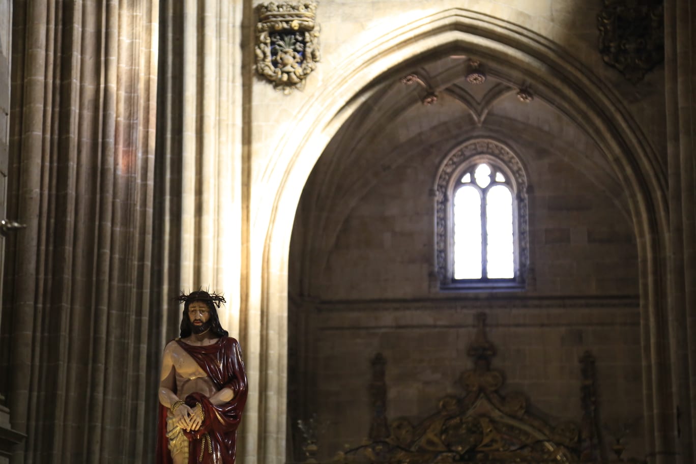 La Hermandad del Vía Crucis acerca la fe a los enfermos del Hospital de la Santísima Trinidad