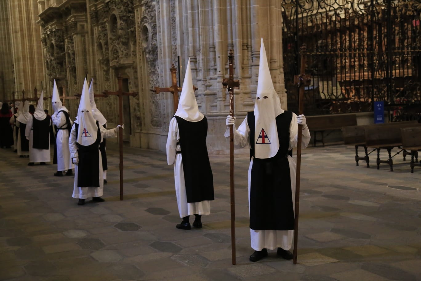 La Hermandad del Vía Crucis acerca la fe a los enfermos del Hospital de la Santísima Trinidad