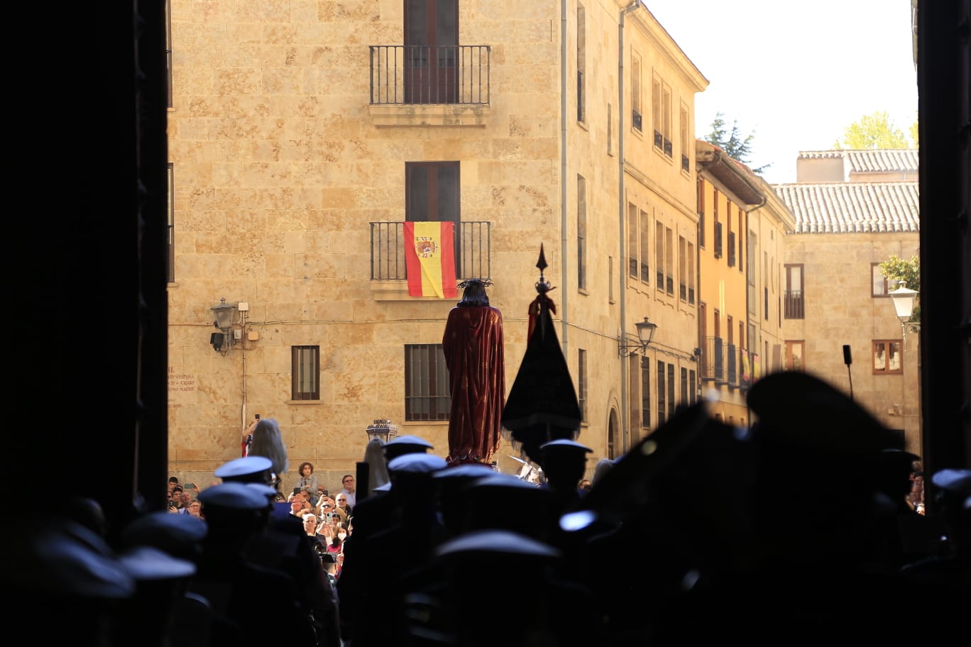 La Hermandad del Vía Crucis acerca la fe a los enfermos del Hospital de la Santísima Trinidad
