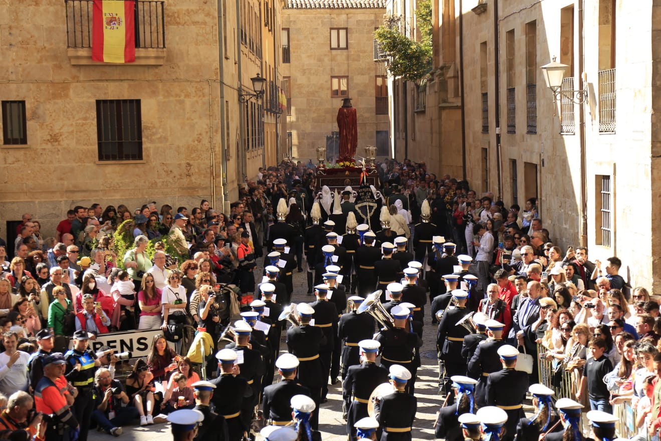La Hermandad del Vía Crucis acerca la fe a los enfermos del Hospital de la Santísima Trinidad