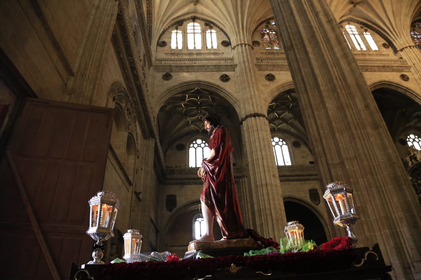 La Hermandad del Vía Crucis acerca la fe a los enfermos del Hospital de la Santísima Trinidad