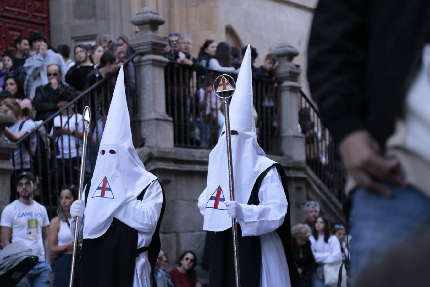 La Hermandad del Vía Crucis acerca la fe a los enfermos del Hospital de la Santísima Trinidad