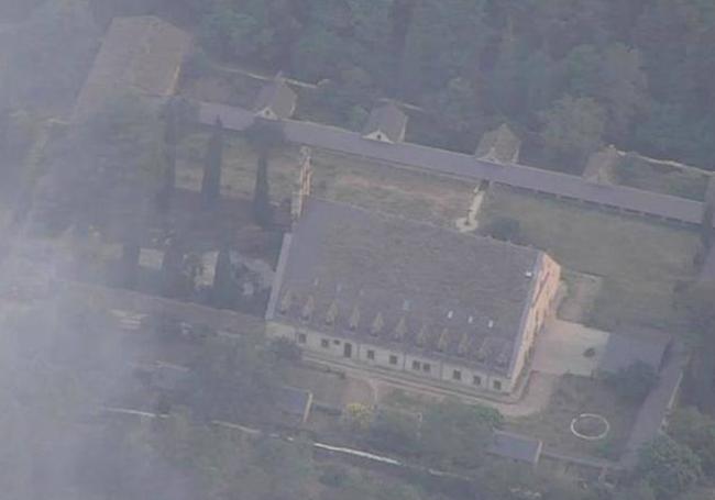 El monasterio de San José, envuelto en humo.