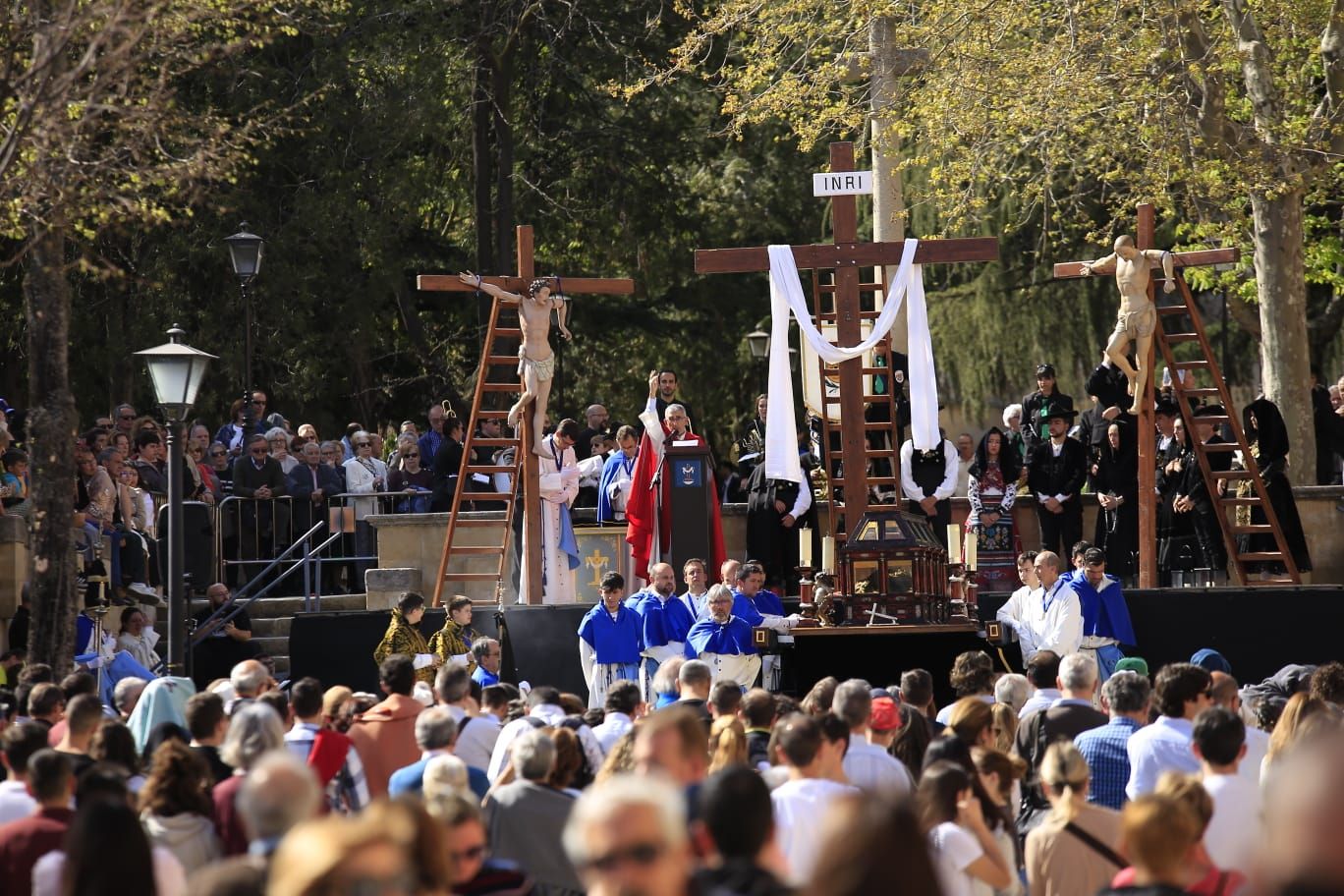 Cerca de 2.000 hermanos y cofrades 'toman' el casco histórico en un Viernes Santo multitudinario